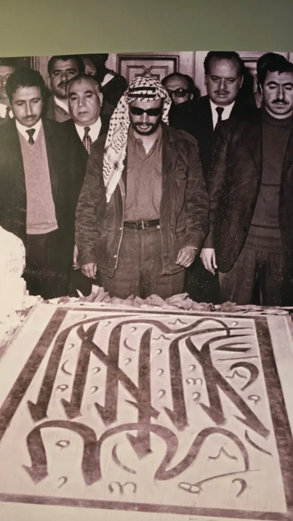 Yasser Arafat ante la tumba de Gamal Abdel Nasser: un gesto de continuidad entre la lucha palestina y el último gran proyecto árabe de liberación colectiva.