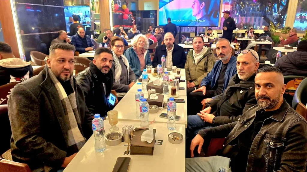 Jaldía Abubakra y yo con algunos de los prisioneros liberados:Mohammad Nayef Abu Rabia (Tulkarem) / Raed Abdel-Jalil (Nablus) / Rami Nour (Nablus) / Mansour Shreim (Tulkarem) / Bilal Abbas (Salfit) / Abdel-Majid Hashem (Ramala) / Ahmed Salim (Salfit).