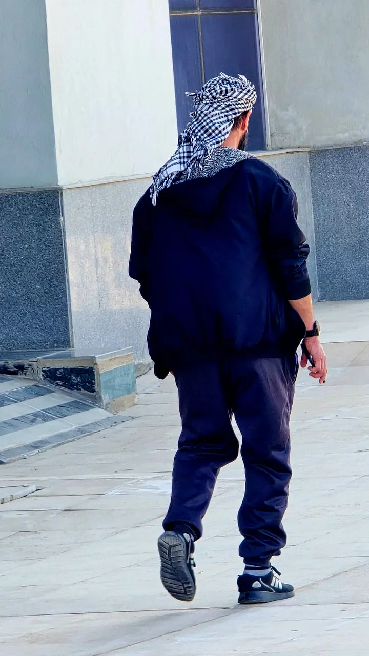 Un prisionero palestino liberado dando un paseo en el exterior del Hotel Tulip, al este de El Cairo.